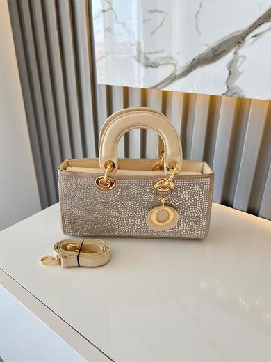 DİAMOND TAŞLİ ÇANTA BEJ  Çanta ölçüm boy 14 cm genişlik  27 cm İçerisinde bir adet fermuarlı cep bulunmaktadır ve bir adet Gold detaylı askı bulunmaktadır