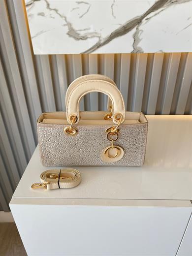 DİAMOND TAŞLİ ÇANTA BEJ  Çanta ölçüm boy 14 cm genişlik  27 cm İçerisinde bir adet fermuarlı cep bulunmaktadır ve bir adet Gold detaylı askı bulunmaktadır