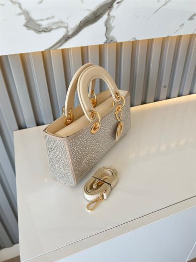 DİAMOND TAŞLİ ÇANTA BEJ  Çanta ölçüm boy 14 cm genişlik  27 cm İçerisinde bir adet fermuarlı cep bulunmaktadır ve bir adet Gold detaylı askı bulunmaktadır