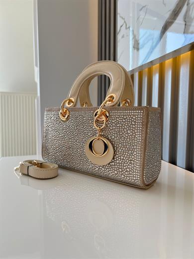 DİAMOND TAŞLİ ÇANTA BEJ  Çanta ölçüm boy 14 cm genişlik  27 cm İçerisinde bir adet fermuarlı cep bulunmaktadır ve bir adet Gold detaylı askı bulunmaktadır