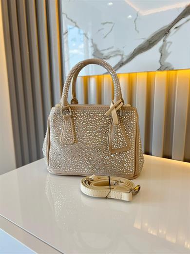 DİAMOND TAŞLİ ÇANTA BEJ İçerisinde bir adet fermuarlı cep bulunmaktadır ve bir adet Gold detaylı askı bulunmaktadır