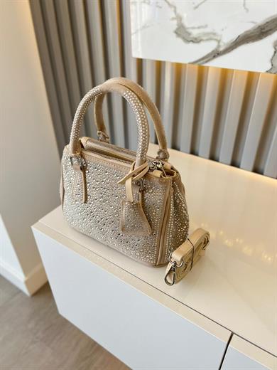 DİAMOND TAŞLİ ÇANTA BEJ İçerisinde bir adet fermuarlı cep bulunmaktadır ve bir adet Gold detaylı askı bulunmaktadır