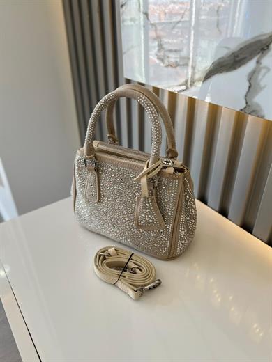 DİAMOND TAŞLİ ÇANTA BEJ İçerisinde bir adet fermuarlı cep bulunmaktadır ve bir adet Gold detaylı askı bulunmaktadır