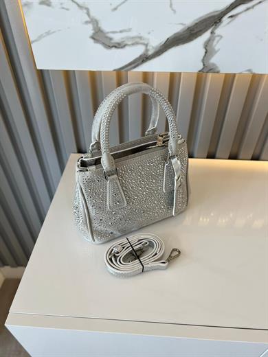 DİAMOND TAŞLİ ÇANTA GÜMÜŞ İçerisinde bir adet fermuarlı cep bulunmaktadır ve bir adet Gold detaylı askı bulunmaktadır