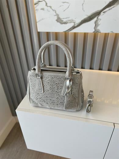 DİAMOND TAŞLİ ÇANTA GÜMÜŞ İçerisinde bir adet fermuarlı cep bulunmaktadır ve bir adet Gold detaylı askı bulunmaktadır