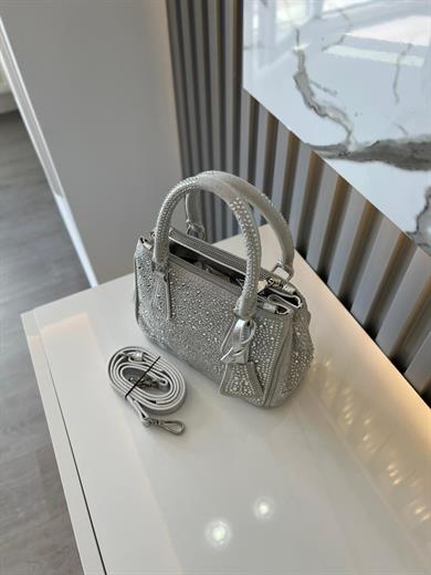 DİAMOND TAŞLİ ÇANTA GÜMÜŞ İçerisinde bir adet fermuarlı cep bulunmaktadır ve bir adet Gold detaylı askı bulunmaktadır