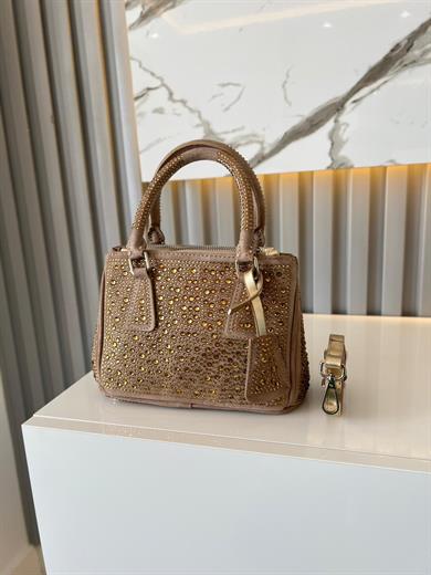 DİAMOND TAŞLİ ÇANTA KUM RENK İçerisinde bir adet fermuarlı cep bulunmaktadır ve bir adet Gold detaylı askı bulunmaktadır