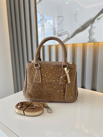 DİAMOND TAŞLİ ÇANTA KUM RENK İçerisinde bir adet fermuarlı cep bulunmaktadır ve bir adet Gold detaylı askı bulunmaktadır