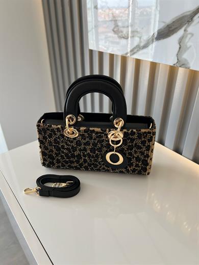 DİAMOND TAŞLİ ÇANTA LEOPAR Çanta ölçüm boy 14 cm genişlik  27 cm İçerisinde bir adet fermuarlı cep bulunmaktadır ve bir adet Gold detaylı askı bulunmaktadır