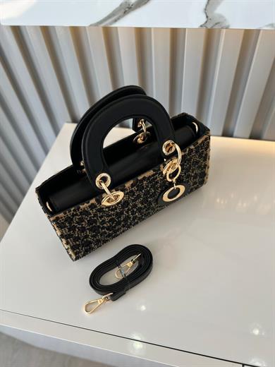 DİAMOND TAŞLİ ÇANTA LEOPAR Çanta ölçüm boy 14 cm genişlik  27 cm İçerisinde bir adet fermuarlı cep bulunmaktadır ve bir adet Gold detaylı askı bulunmaktadır