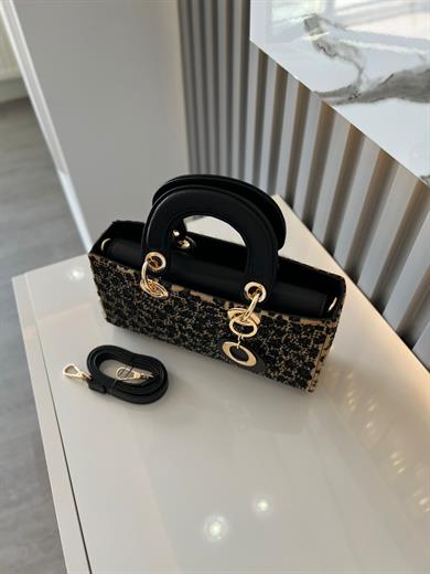 DİAMOND TAŞLİ ÇANTA LEOPAR Çanta ölçüm boy 14 cm genişlik  27 cm İçerisinde bir adet fermuarlı cep bulunmaktadır ve bir adet Gold detaylı askı bulunmaktadır