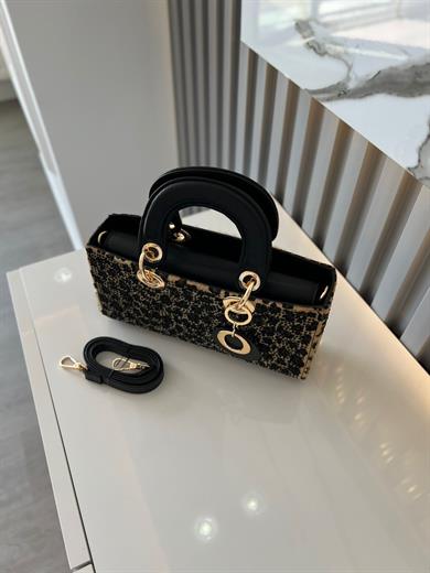 DİAMOND TAŞLİ ÇANTA LEOPAR Çanta ölçüm boy 14 cm genişlik  27 cm İçerisinde bir adet fermuarlı cep bulunmaktadır ve bir adet Gold detaylı askı bulunmaktadır