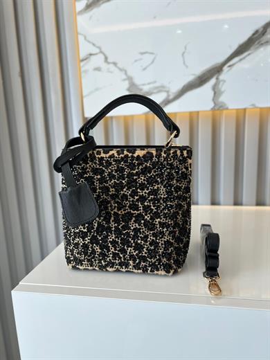 DİAMOND TAŞLİ ÇANTA LEOPAR İçerisinde bir adet fermuarlı cep bulunmaktadır ve bir adet Gold detaylı askı bulunmaktadır Çanta ölçüm boy 18 cm genişlik 19 cm