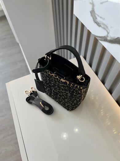 DİAMOND TAŞLİ ÇANTA LEOPAR İçerisinde bir adet fermuarlı cep bulunmaktadır ve bir adet Gold detaylı askı bulunmaktadır Çanta ölçüm boy 18 cm genişlik 19 cm