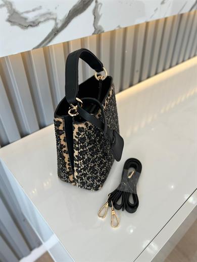 DİAMOND TAŞLİ ÇANTA LEOPAR İçerisinde bir adet fermuarlı cep bulunmaktadır ve bir adet Gold detaylı askı bulunmaktadır Çanta ölçüm boy 18 cm genişlik 19 cm