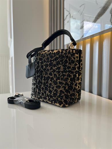 DİAMOND TAŞLİ ÇANTA LEOPAR İçerisinde bir adet fermuarlı cep bulunmaktadır ve bir adet Gold detaylı askı bulunmaktadır Çanta ölçüm boy 18 cm genişlik 19 cm