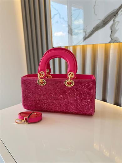 DİAMOND TAŞLİ ÇANTA PEMBE Çanta ölçüm boy 14 cm genişlik  27 cm İçerisinde bir adet fermuarlı cep bulunmaktadır ve bir adet Gold detaylı askı bulunmaktadır
