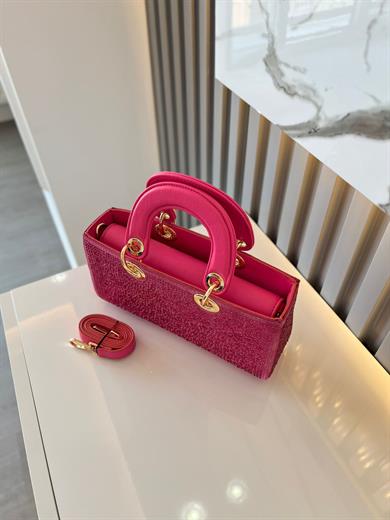 DİAMOND TAŞLİ ÇANTA PEMBE Çanta ölçüm boy 14 cm genişlik  27 cm İçerisinde bir adet fermuarlı cep bulunmaktadır ve bir adet Gold detaylı askı bulunmaktadır
