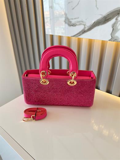 DİAMOND TAŞLİ ÇANTA PEMBE Çanta ölçüm boy 14 cm genişlik  27 cm İçerisinde bir adet fermuarlı cep bulunmaktadır ve bir adet Gold detaylı askı bulunmaktadır