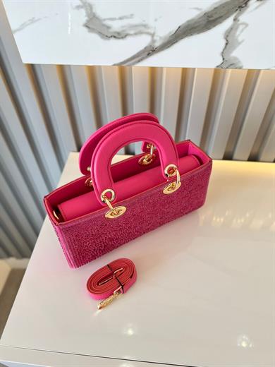 DİAMOND TAŞLİ ÇANTA PEMBE Çanta ölçüm boy 14 cm genişlik  27 cm İçerisinde bir adet fermuarlı cep bulunmaktadır ve bir adet Gold detaylı askı bulunmaktadır