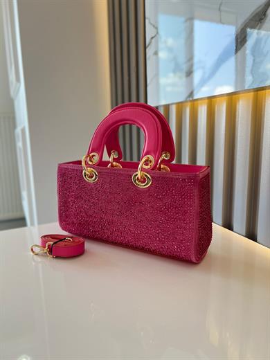 DİAMOND TAŞLİ ÇANTA PEMBE Çanta ölçüm boy 14 cm genişlik  27 cm İçerisinde bir adet fermuarlı cep bulunmaktadır ve bir adet Gold detaylı askı bulunmaktadır