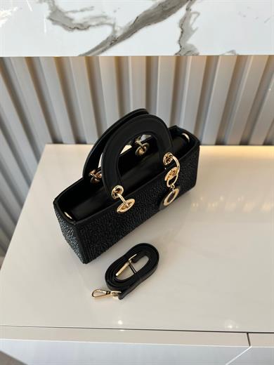 DİAMOND TAŞLİ ÇANTA SİYAH Çanta ölçüm boy 14 cm genişlik  27 cm İçerisinde bir adet fermuarlı cep bulunmaktadır ve bir adet Gold detaylı askı bulunmaktadır