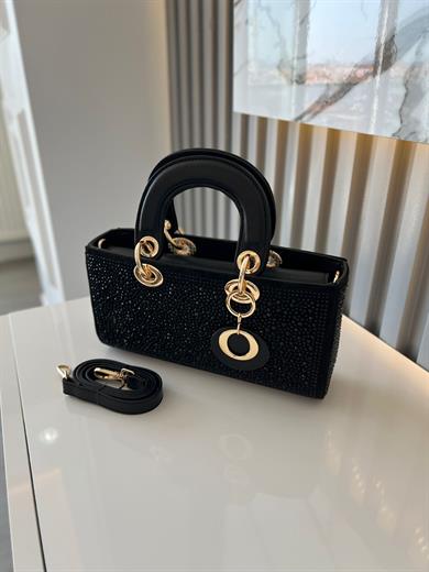 DİAMOND TAŞLİ ÇANTA SİYAH Çanta ölçüm boy 14 cm genişlik  27 cm İçerisinde bir adet fermuarlı cep bulunmaktadır ve bir adet Gold detaylı askı bulunmaktadır
