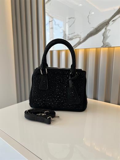 DİAMOND TAŞLİ ÇANTA SİYAH İçerisinde bir adet fermuarlı cep bulunmaktadır ve bir adet Gold detaylı askı bulunmaktadır