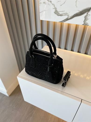 DİAMOND TAŞLİ ÇANTA SİYAH İçerisinde bir adet fermuarlı cep bulunmaktadır ve bir adet Gold detaylı askı bulunmaktadır