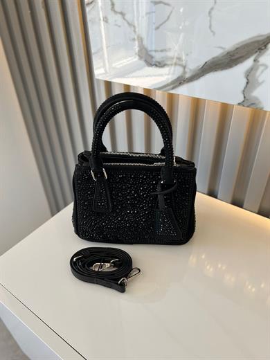 DİAMOND TAŞLİ ÇANTA SİYAH İçerisinde bir adet fermuarlı cep bulunmaktadır ve bir adet Gold detaylı askı bulunmaktadır