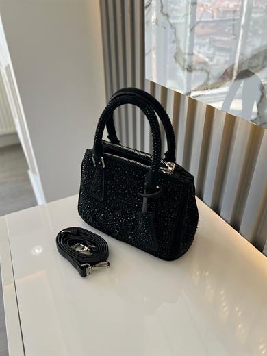 DİAMOND TAŞLİ ÇANTA SİYAH İçerisinde bir adet fermuarlı cep bulunmaktadır ve bir adet Gold detaylı askı bulunmaktadır