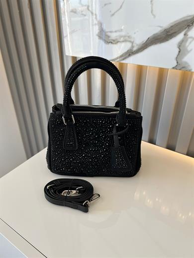 DİAMOND TAŞLİ ÇANTA SİYAH İçerisinde bir adet fermuarlı cep bulunmaktadır ve bir adet Gold detaylı askı bulunmaktadır