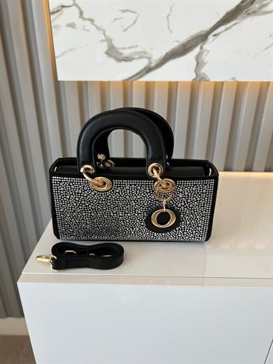DİAMOND TAŞLİ ÇANTA SİYAH TAŞ BEYAZ Çanta ölçüm boy 14 cm genişlik  27 cm İçerisinde bir adet fermuarlı cep bulunmaktadır ve bir adet Gold detaylı askı bulunmaktadır