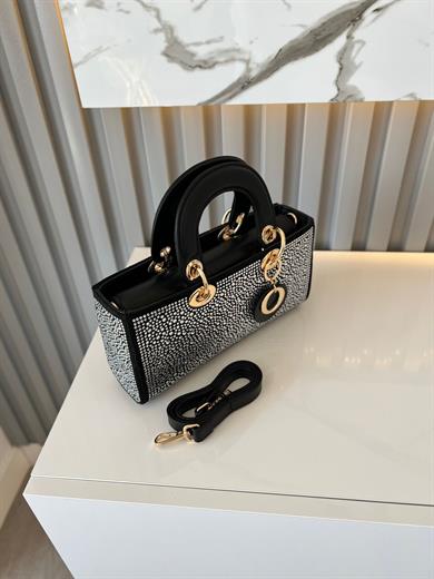 DİAMOND TAŞLİ ÇANTA SİYAH TAŞ BEYAZ Çanta ölçüm boy 14 cm genişlik  27 cm İçerisinde bir adet fermuarlı cep bulunmaktadır ve bir adet Gold detaylı askı bulunmaktadır