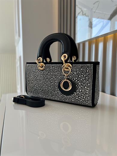 DİAMOND TAŞLİ ÇANTA SİYAH TAŞ BEYAZ Çanta ölçüm boy 14 cm genişlik  27 cm İçerisinde bir adet fermuarlı cep bulunmaktadır ve bir adet Gold detaylı askı bulunmaktadır