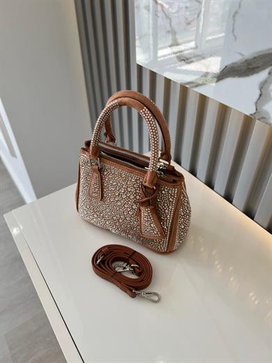 DİAMOND TAŞLİ ÇANTA TABA İçerisinde bir adet fermuarlı cep bulunmaktadır ve bir adet Gold detaylı askı bulunmaktadır