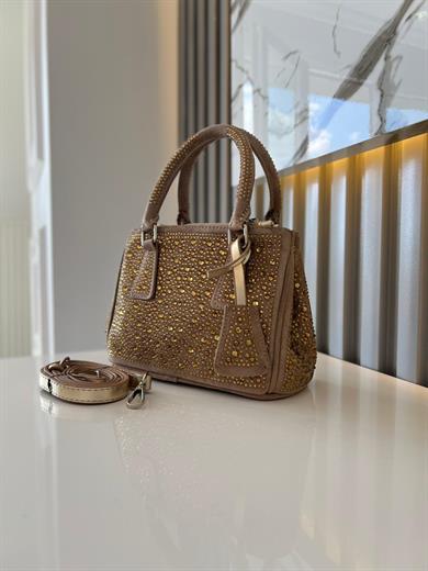 DİAMOND TAŞLİ ÇANTA TABA İçerisinde bir adet fermuarlı cep bulunmaktadır ve bir adet Gold detaylı askı bulunmaktadır