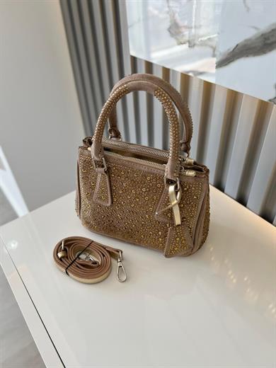 DİAMOND TAŞLİ ÇANTA TABA İçerisinde bir adet fermuarlı cep bulunmaktadır ve bir adet Gold detaylı askı bulunmaktadır