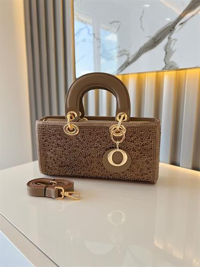 DİAMOND TAŞLİ ÇANTA  VİZON Çanta ölçüm boy 14 cm genişlik  27 cm İçerisinde bir adet fermuarlı cep bulunmaktadır ve bir adet Gold detaylı askı bulunmaktadır