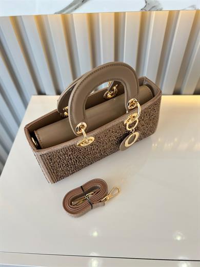 DİAMOND TAŞLİ ÇANTA  VİZON Çanta ölçüm boy 14 cm genişlik  27 cm İçerisinde bir adet fermuarlı cep bulunmaktadır ve bir adet Gold detaylı askı bulunmaktadır