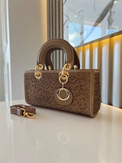 DİAMOND TAŞLİ ÇANTA  VİZON Çanta ölçüm boy 14 cm genişlik  27 cm İçerisinde bir adet fermuarlı cep bulunmaktadır ve bir adet Gold detaylı askı bulunmaktadır