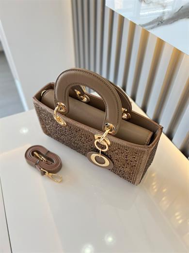 DİAMOND TAŞLİ ÇANTA  VİZON Çanta ölçüm boy 14 cm genişlik  27 cm İçerisinde bir adet fermuarlı cep bulunmaktadır ve bir adet Gold detaylı askı bulunmaktadır