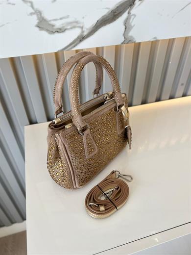 DİAMOND TAŞLİ ÇANTA VİZON İçerisinde bir adet fermuarlı cep bulunmaktadır ve bir adet Gold detaylı askı bulunmaktadır