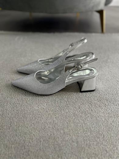 Gümüş, 5 cm kalın topuklu, sivri burunlu ve arkası tokalı şık davet ayakkabısı
