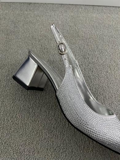 Gümüş, 5 cm kalın topuklu, sivri burunlu ve arkası tokalı şık davet ayakkabısı