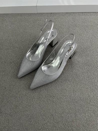 Gümüş, 5 cm kalın topuklu, sivri burunlu ve arkası tokalı şık davet ayakkabısı