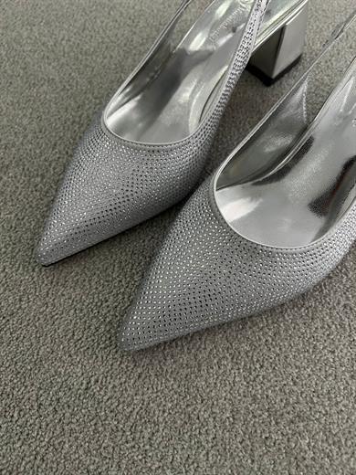 Gümüş, 5 cm kalın topuklu, sivri burunlu ve arkası tokalı şık davet ayakkabısı