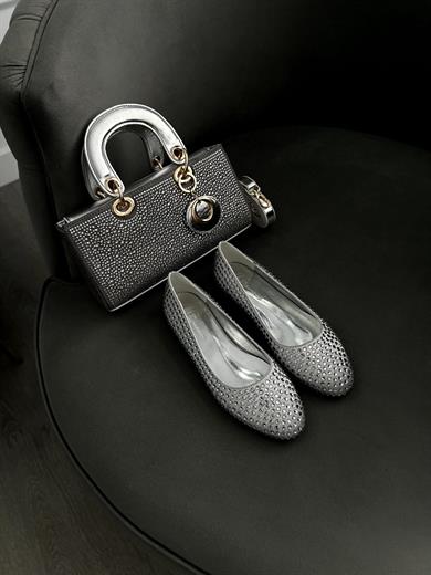 GÜMÜŞ RENK TAŞ DETAYLI GÜMÜŞ RENK KADIN ÇANTA VE  BABET KOMBİN