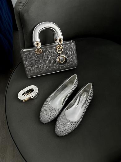 GÜMÜŞ RENK TAŞ DETAYLI GÜMÜŞ RENK KADIN ÇANTA VE  BABET KOMBİN