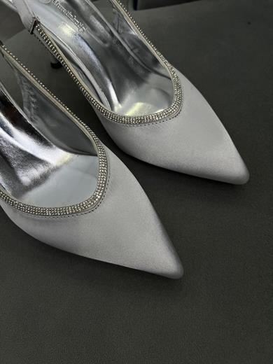Gümüş renk, taş detaylı sivri burun kadın stiletto. 9 cm topuklu, arka bantlı şık tasarım